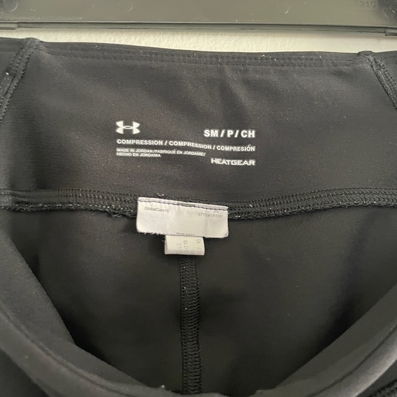Under Armour Black Compression RUN Capri Leggings with Pocket - Picture 3 of 3